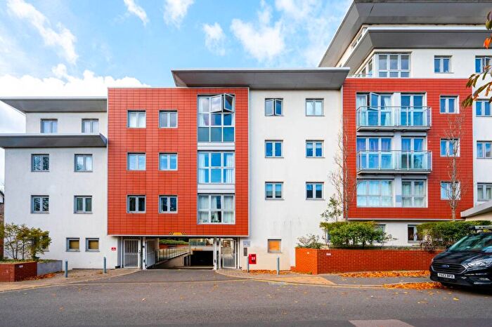 2 Bedroom Flat For Sale In Constitution Hill, Woking, GU22