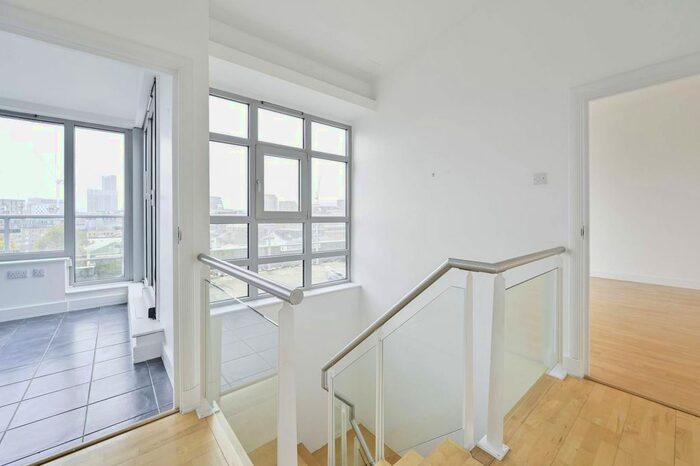 3 Bedroom Flat To Rent In Borough High Street, London Bridge, London, SE1