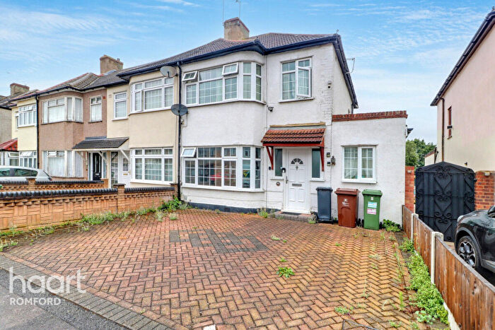 4 Bedroom End Of Terrace House For Sale In Fourth Avenue, Romford, RM7