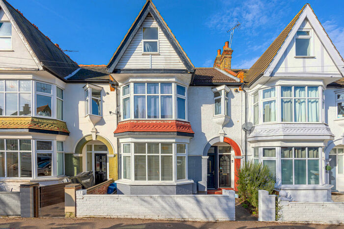 1 Bedroom Apartment To Rent In Leighton Avenue, Leigh-on-sea, SS9