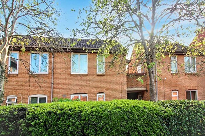 Flat To Rent In Langstone Court, Aylesbury, HP20