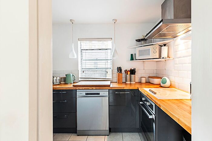 1 Bedroom Flat To Rent In Collinson Walk, London, SE1