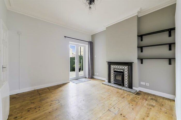 1 Bedroom Ground Flat To Rent In London Road, Redhill, Surrey, RH1