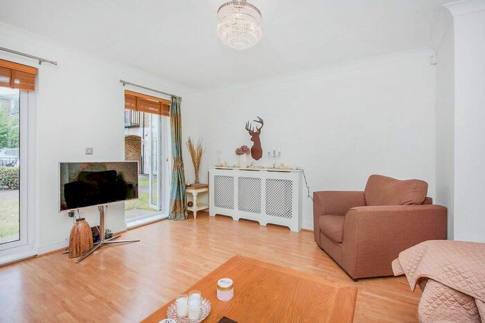 2 Bedroom Flat To Rent In Elizabeth Gardens, Isleworth, TW7