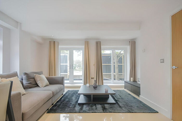 2 Bedroom Apartment To Rent In - Coombe Road, New Malden, Greater London, KT3