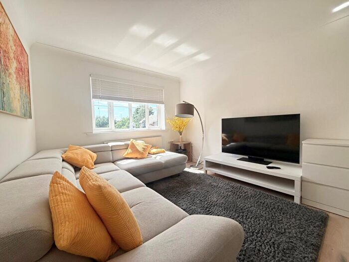 2 Bedroom Flat To Rent In Maple Lodge, Riversmeet, Hertford, Hertfordshire, SG14