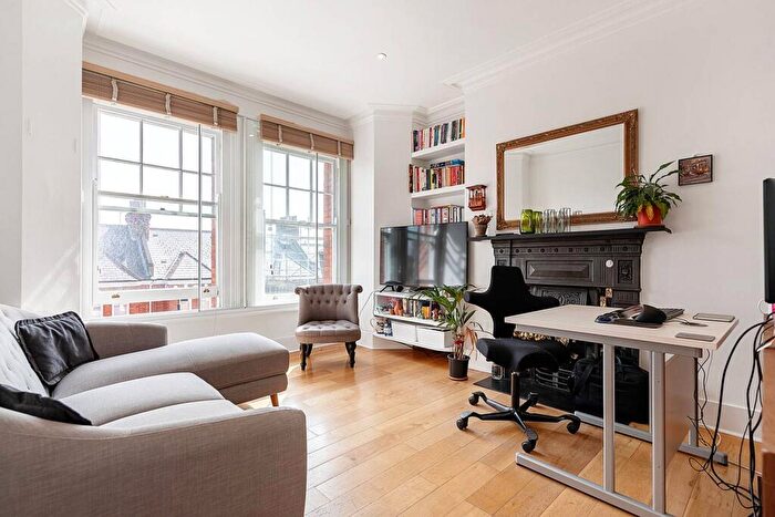 2 Bedroom Flat To Rent In Cambridge Road, Battersea Park, London, SW11