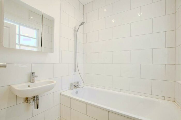 2 Bedroom Flat To Rent In Merrow Street, Elephant And Castle, London, SE17