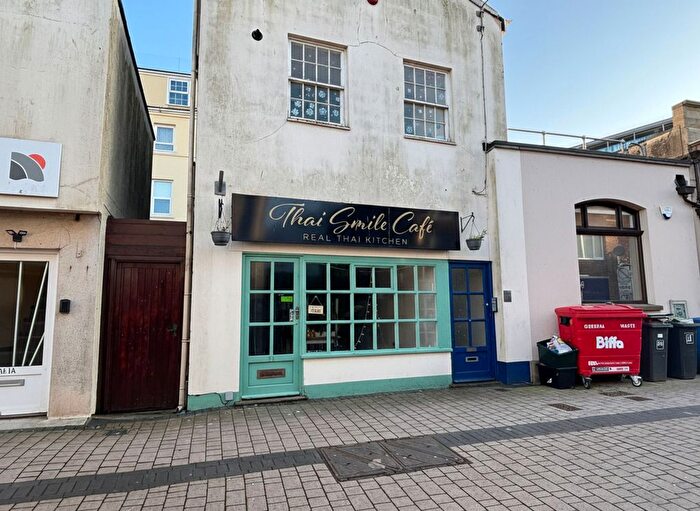 1 Bedroom Flat To Rent In Den Crescent, Teignmouth, TQ14