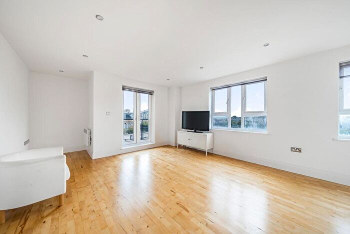 2 Bedroom Apartment To Rent In Seven Kings Way, Kingston, KT2