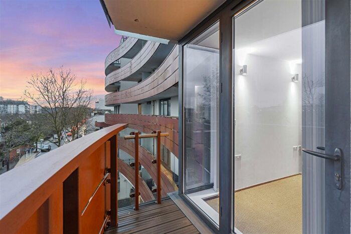2 Bedroom Flat For Sale In Barlby Road, London, W10