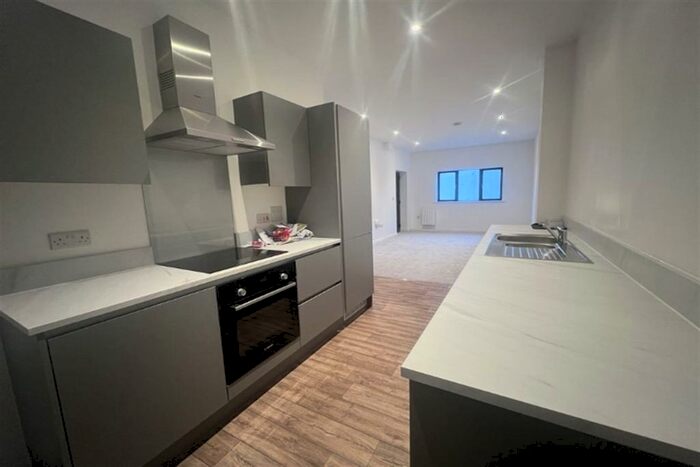 3 Bedroom Flat To Rent In Fairview Road, London, SW16