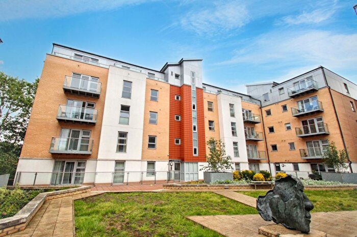 2 Bedroom Flat For Sale In Queen Mary Avenue, London, E18