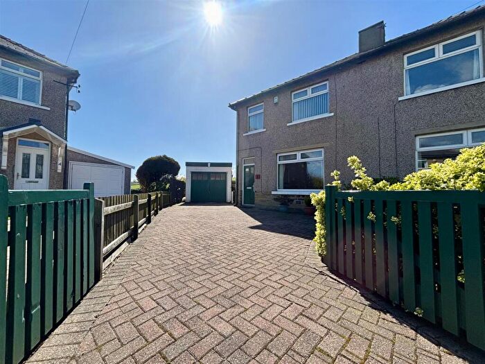 3 Bedroom Semi Detached House For Sale In Thorpe Grove, Thornton, Bradford, BD13