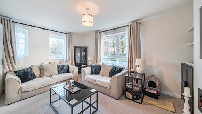 3 Bedroom Semi Detached House For Sale In Fern Green Close, Ashlawn Rise, CV22