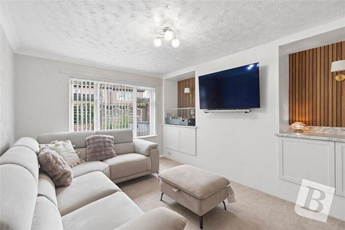 2 Bedroom Bungalow For Sale In Stanley Road North, Rainham, RM13