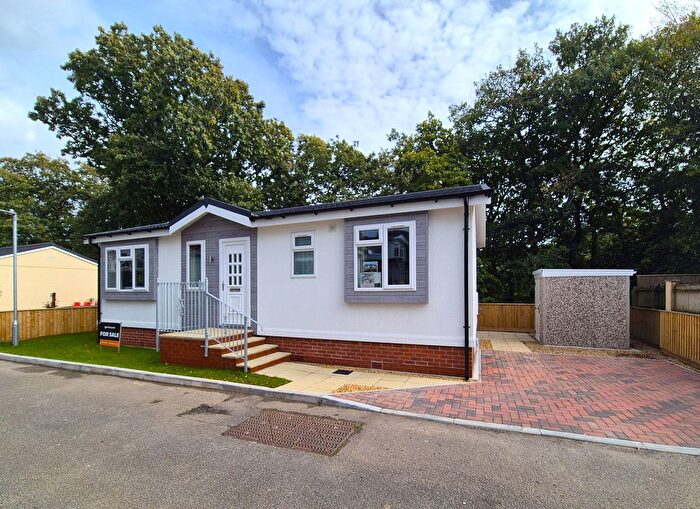 2 Bedroom Mobile/park Home For Sale In Sycamore Way, Glenholt Park, Plymouth, PL6