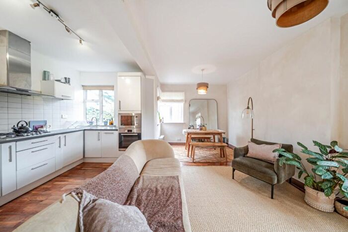 2 Bedroom Detached House To Rent In Brondesbury Park, Brondesbury Park, London, NW6