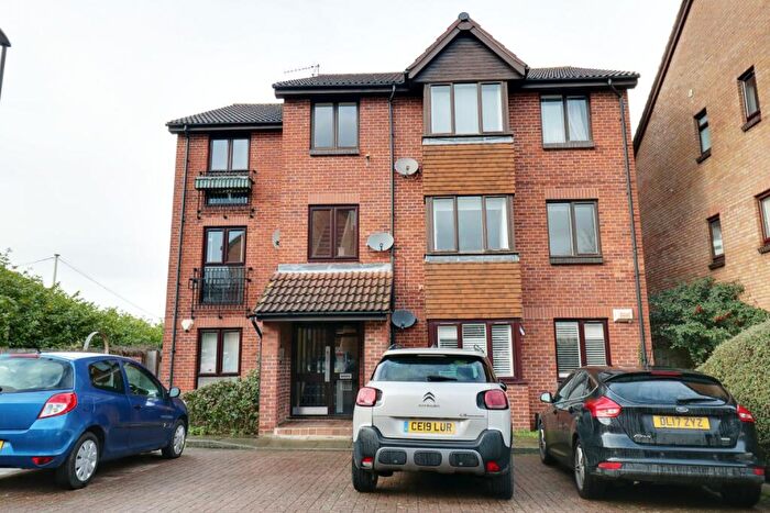 2 Bedroom Semi-Detached House To Rent In Gables Close, SE12