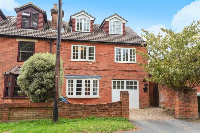 4 Bedroom Semi-Detached House To Rent In Wellington Road, Crowthorne, RG45