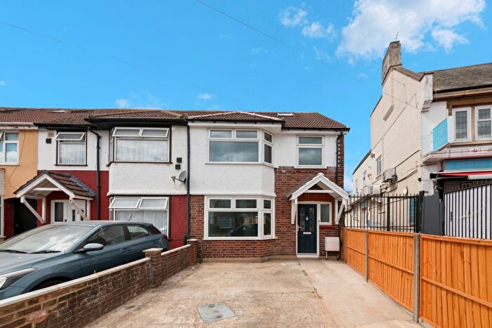 4 Bedroom End Terrace House For Sale In Berkeley Avenue, Hounslow, TW4