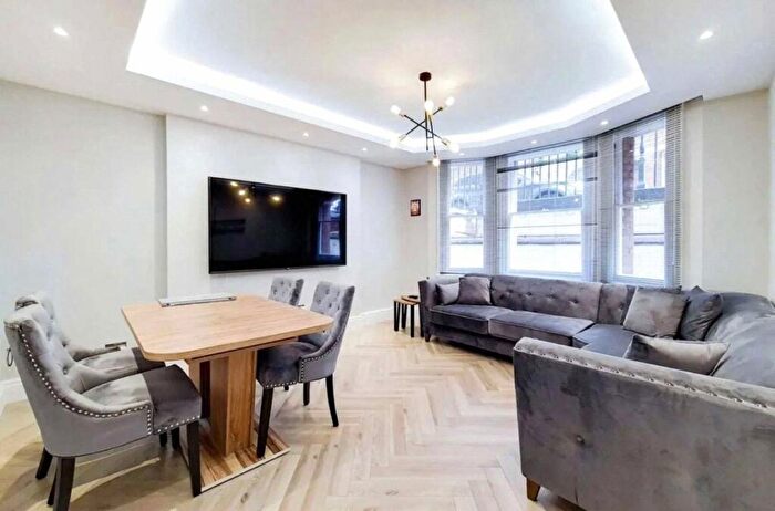 3 Bedroom Flat To Rent In Clarence Gate Gardens, Marylebone, NW1