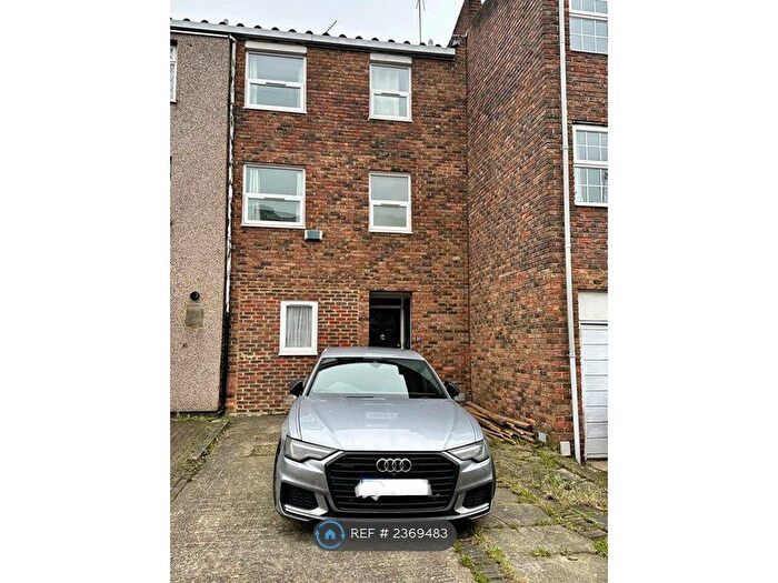 4 Bedroom Terraced House To Rent In Mimosa Close, Romford, RM3