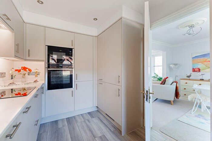 2 Bedroom Cottage For Sale In Bluecoat Pond, Horsham, RH13