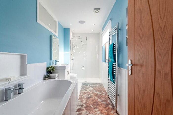 2 Bedroom Detached House For Sale In Hill View Lodges, Rumbling Bridge, KY13