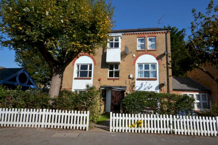 1 Bedroom Flat To Rent In Bushwood Drive, London, SE1