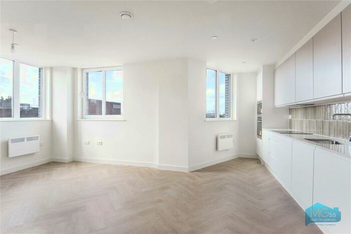 2 Bedroom Apartment To Rent In Ballards Lane, London, N3
