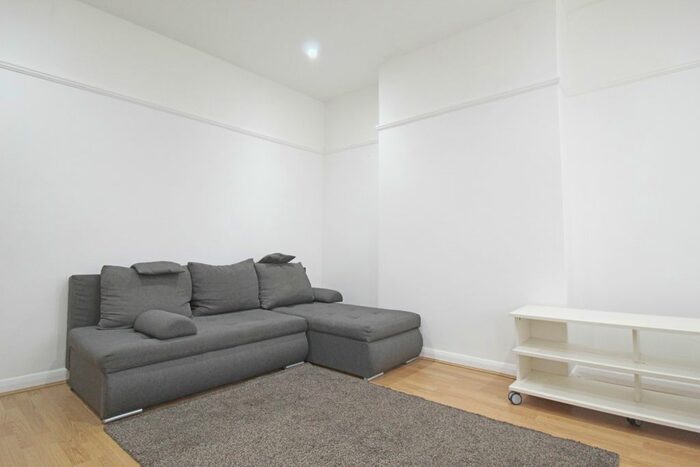 1 Bedroom Flat To Rent In Lavender Grove, Mitcham, CR4