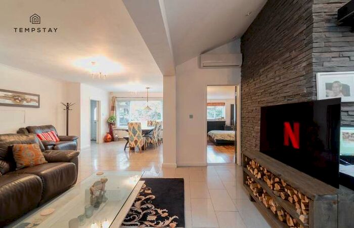 3 Bedroom Detached House To Rent In Dale Lodge Road, Sunningdale, SL5