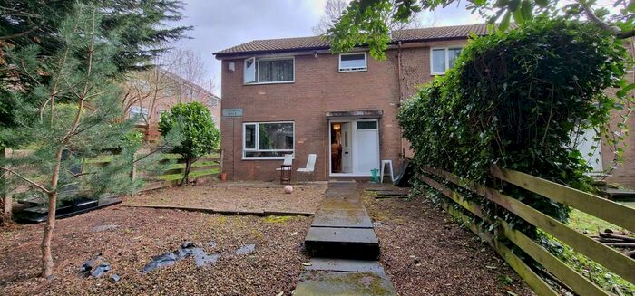 3 Bedroom Semi-Detached House To Rent In Chandos Walk, Leeds, LS8
