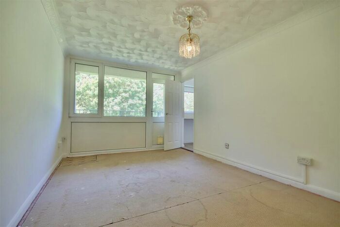 1 Bedroom Flat For Sale In Longfield Avenue, Fareham, PO14