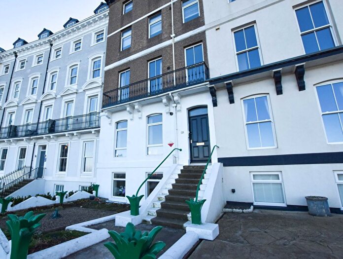 2 Bedroom Flat For Sale In Royal Crescent, Whitby, YO21