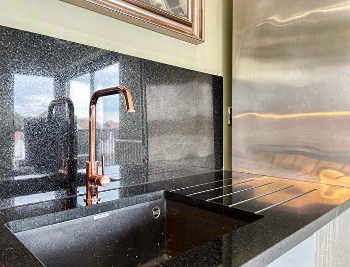 2 Bedroom Apartment For Sale In Southfields Green, Gravesend, Kent, DA11