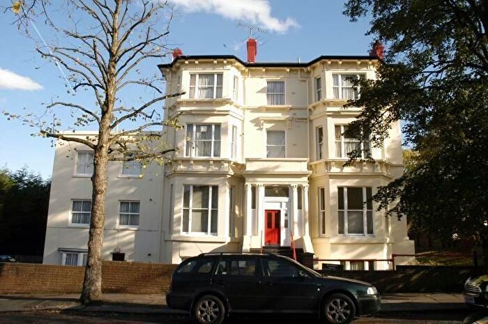 2 Bedroom Flat To Rent In Woodbury Park Road, Ealing, W13