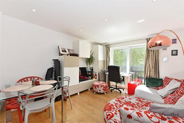 2 Bedroom Apartment For Sale In Potters Lodge, Manchester Road, E14