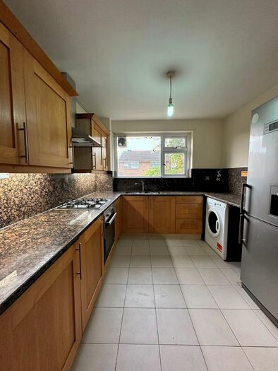 1 Bedroom Flat To Rent In Fairview Drive, Chigwell, IG7