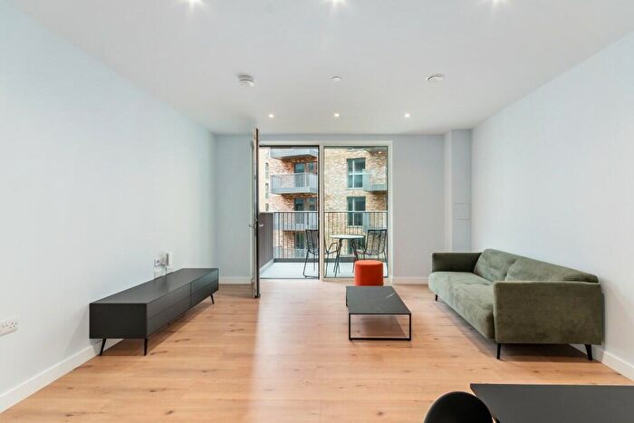 4 Bedroom Flat To Rent In Grove Lane, London, SE5