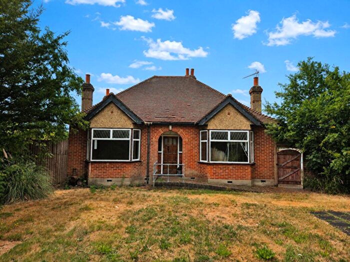 3 Bedroom Bungalow To Rent In Mays Lane, Barnet, EN5