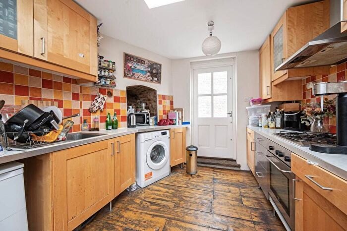 3 Bedroom Maisonette For Sale In Hoxton Street, Hoxton, London, N1