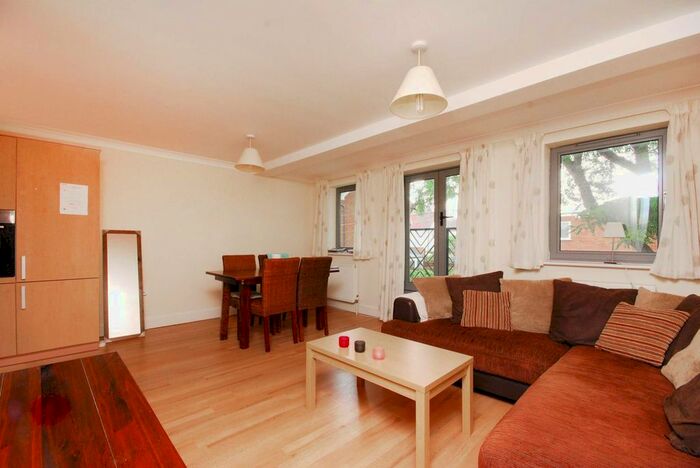 2 Bedroom Flat To Rent In Stoke Square, Guildford, GU1