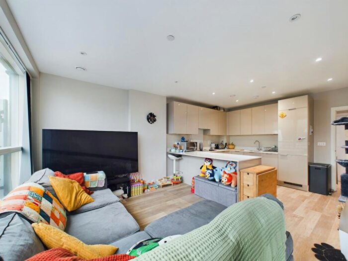 1 Bedroom Flat For Sale In Mill Court, A Station Road, London, N11