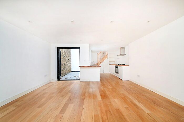 2 Bedroom Flat To Rent In Chiswick Road, Turnham Green, W4