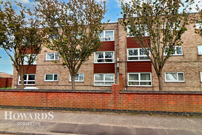 1 Bedroom Flat For Sale In Elder Green, Gorleston, NR31