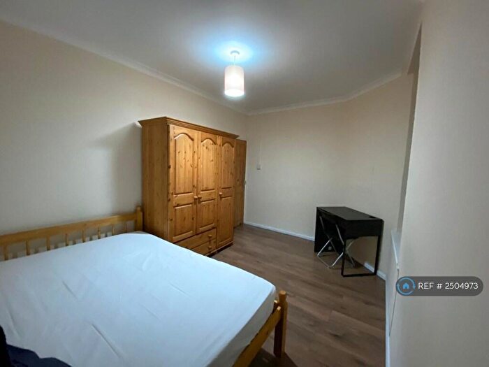 3 Bedroom Flat To Rent In Bullen House, London, E1