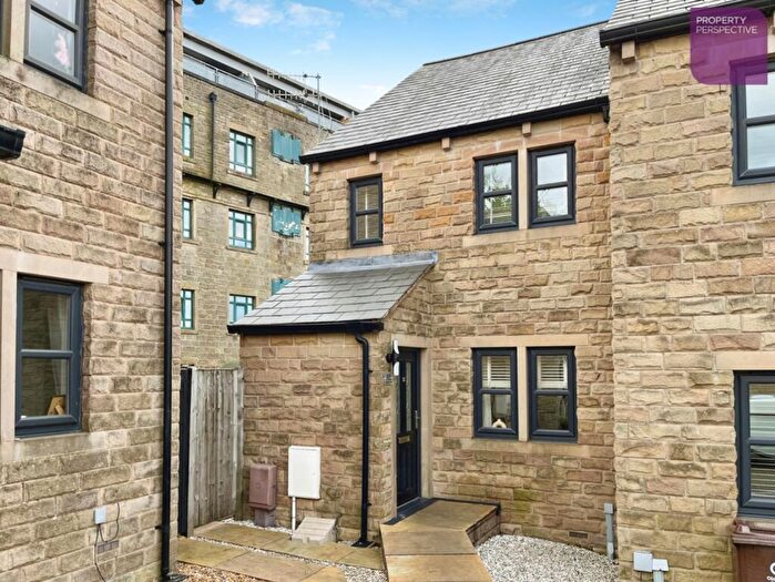 4 Bedroom End Of Terrace House For Sale In Weavers Fold, Lees, Oldham, OL4