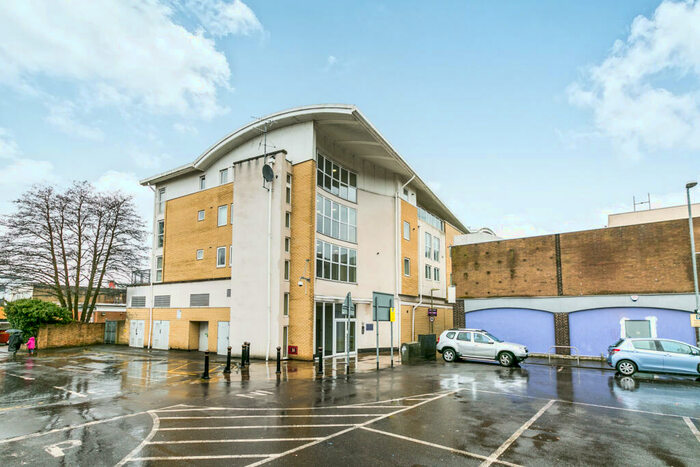 1 Bedroom Apartment To Rent In Dukes Court, Farnborough, GU14